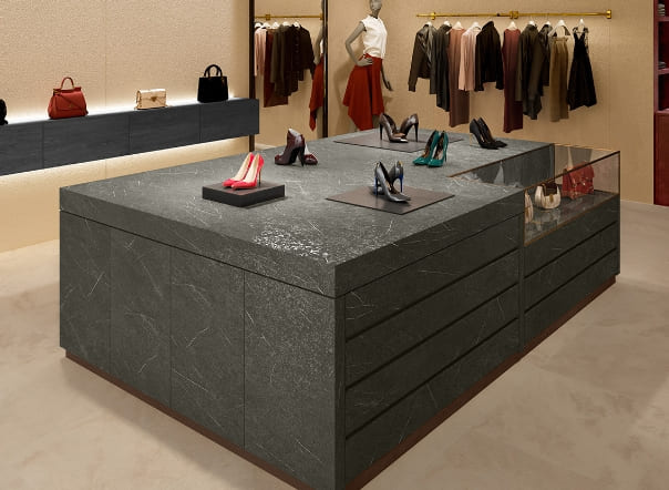 濃いグレーの天然石調化粧板を使ったショーケースイメージ